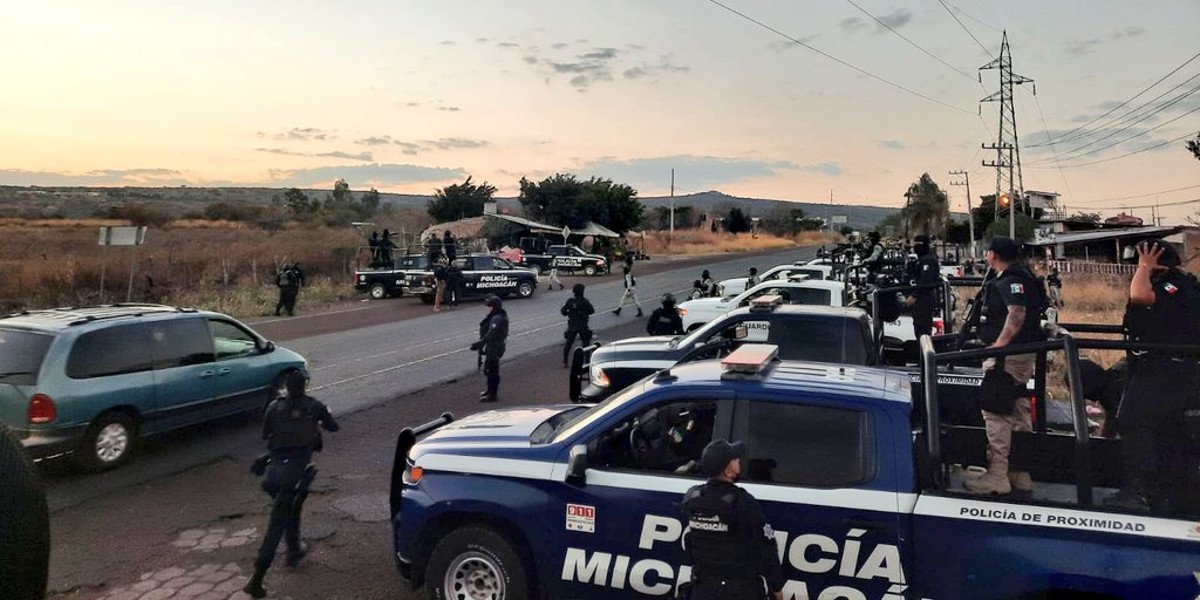 Fusilan a personas en plena calle en Michoacán; se habla de 17 víctimas (Video)