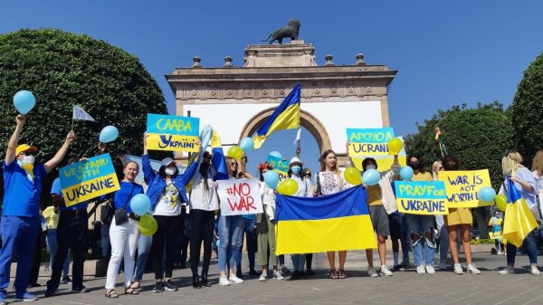 “¡Viva Ucrania!”: comunidad en León marcha por la paz frente a invasión rusa