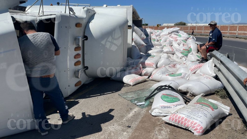 Tráiler se voltea en Irapuato al intentar dar vuelta en la carretera