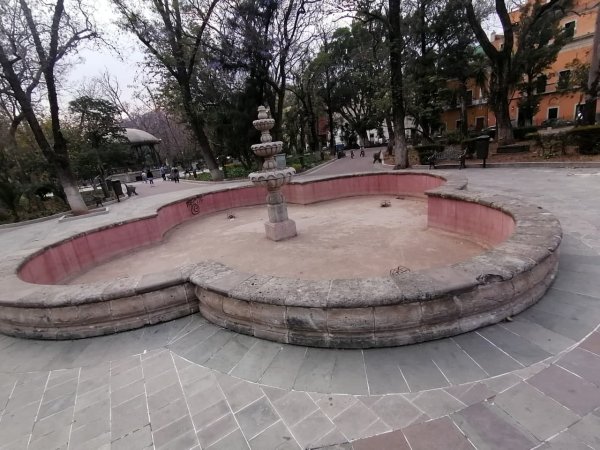 Deterioro y robos en el Jardín El Cantador de Guanajuato siguen a la orden del día