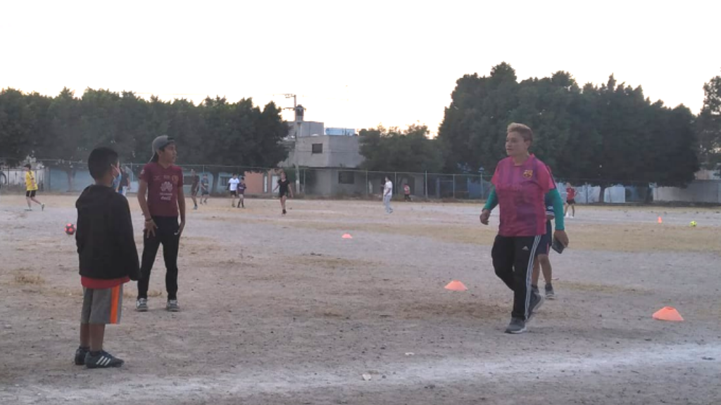 ‘Cuquita’ Trujillo, una entrenadora de futbol sin prejuicios en Acámbaro