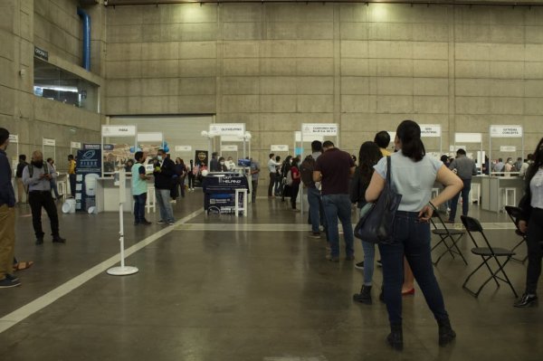 Jóvenes dejan ‘a un lado’ los oficios para el calzado en la Feria Laboral de León 