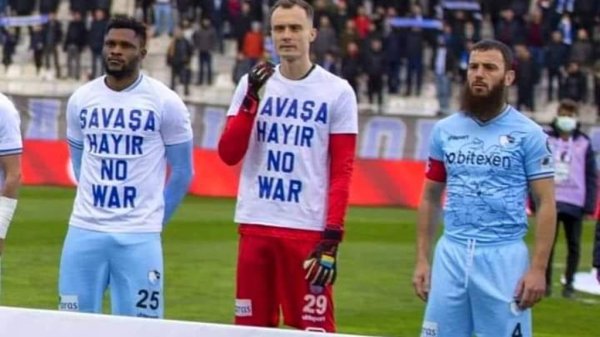 Futbolista turco se niega a  portar playera contra la guerra en Ucrania