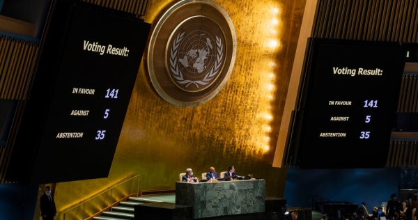 Ucrania en la mira del mundo: la ONU condena invasión y España le enviará armas