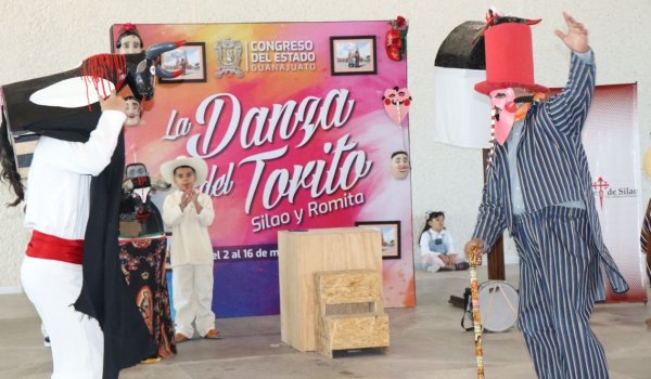 Llevan tradicional Danza del Torito al Congreso de Guanajuato