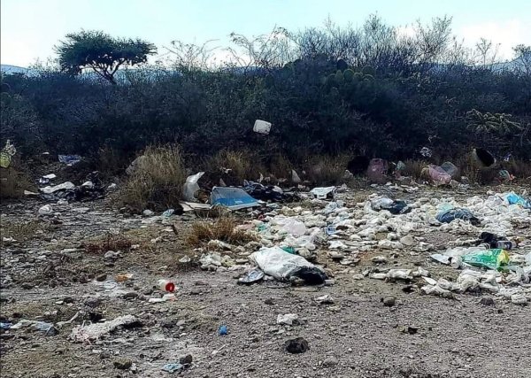 Campo de futbol en Torrecitas, Tierra Blanca se convierte en basurero