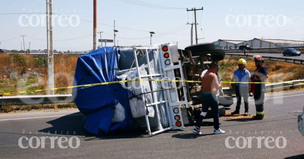 Vuelcan en camioneta cargada de colchones en Irapuato y salen ilesos