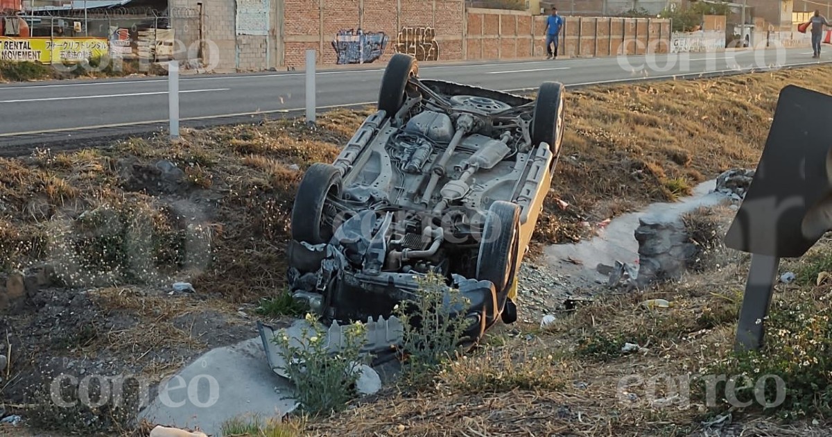 De milagro salva la vida conductor que volcó en Irapuato