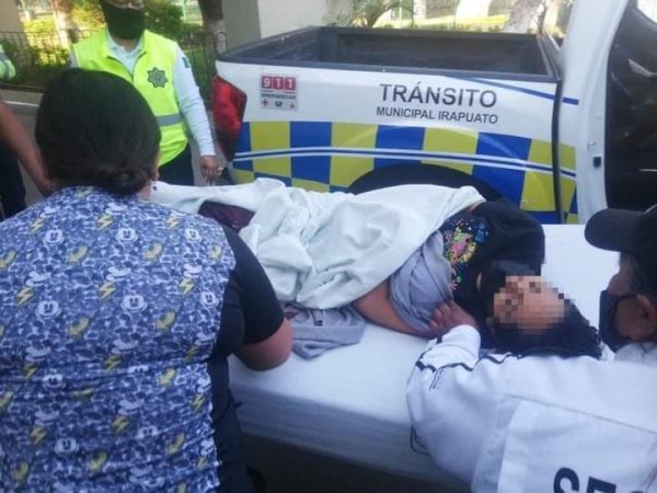 Policías de Irapuato se vuelven ‘cigüeña’: ayudan a mujer a dar a luz en una patrulla