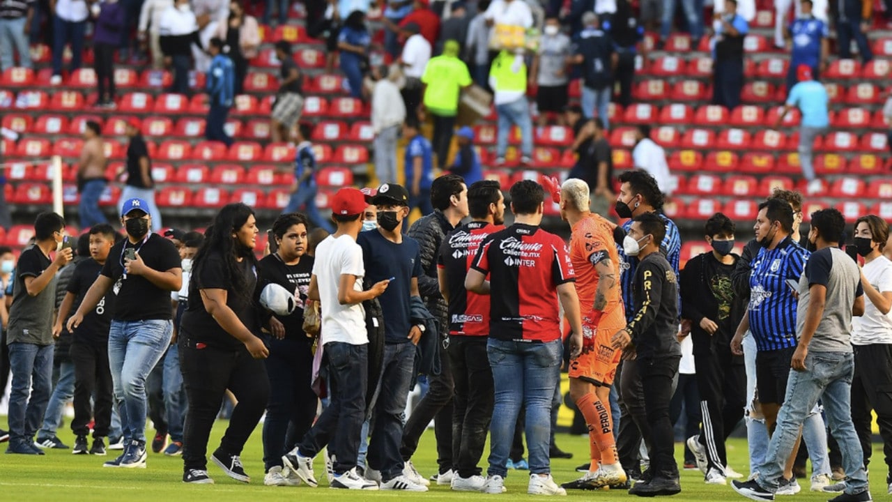 Liga MX suspende partidos de la jornada 9 tras violencia en el partido Gallos-Atlas