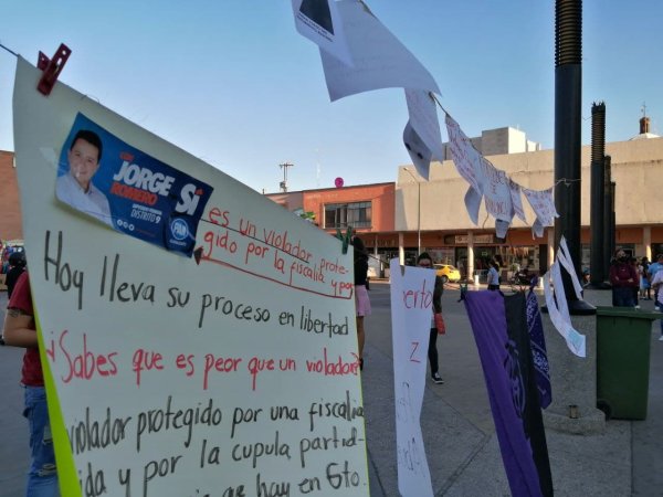 Feministas instalan ‘Tendedero de denuncias’: agresores van de diputados a escuelas