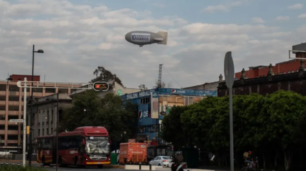 Feministas elevan protestas al cielo: dirigible sobrevuela por 10 mujeres asesinadas al día