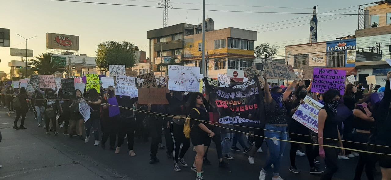 Marchan mujeres en Celaya para exigir alto a la violencia de género