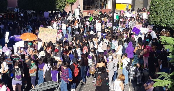 8M: desde el Arco de la Calzada, mujeres en León exigen justicia