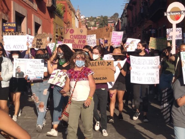 Más de 200 mujeres asisten a marcha feminista de San Miguel; exigen alto a la violencia