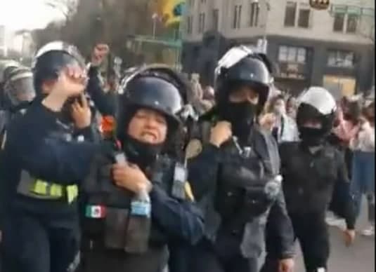 Mujeres policía se unen a marcha feminista en la CDMX