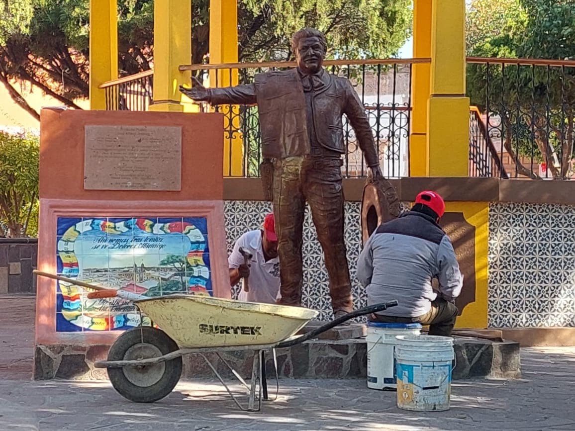 Retiran estatua de José Alfredo Jiménez del Jardín de los Compositores por órdenes del INAH