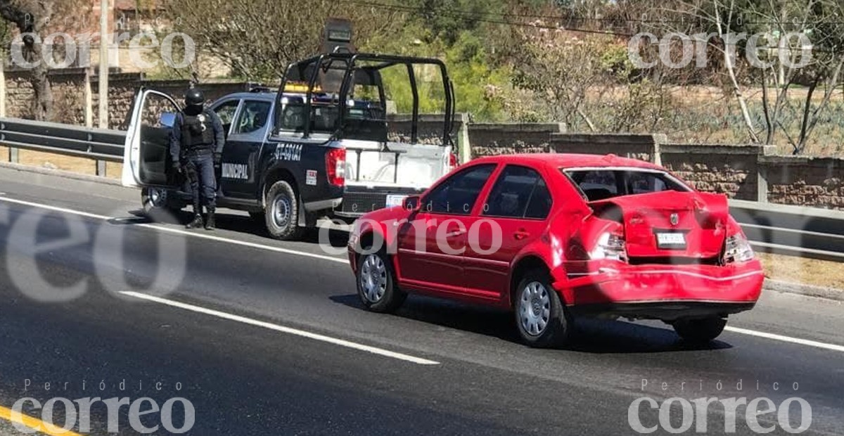 Aparatosa carambola deja un lesionado y miles de daños materiales en Pénjamo