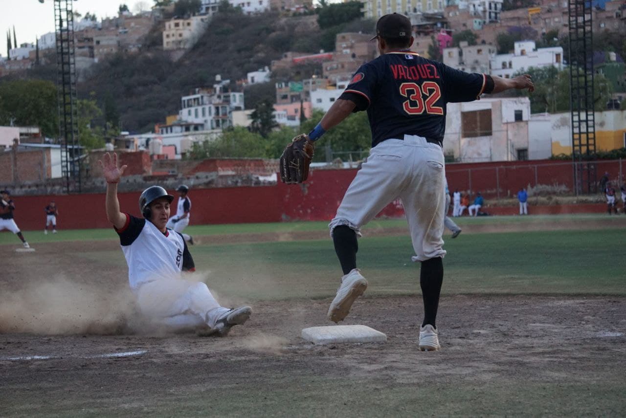 Bravos de León vencen a los Gallos de Guanajuato