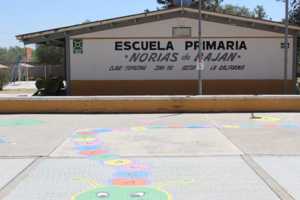 Padres aplauden regreso presencial a la primaria Norias de Baján en Dolores Hidalgo