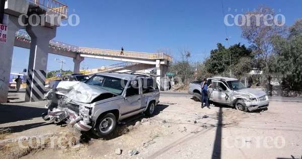 Aparatoso choque en la Guanajuato-Irapuato deja tres lesionados