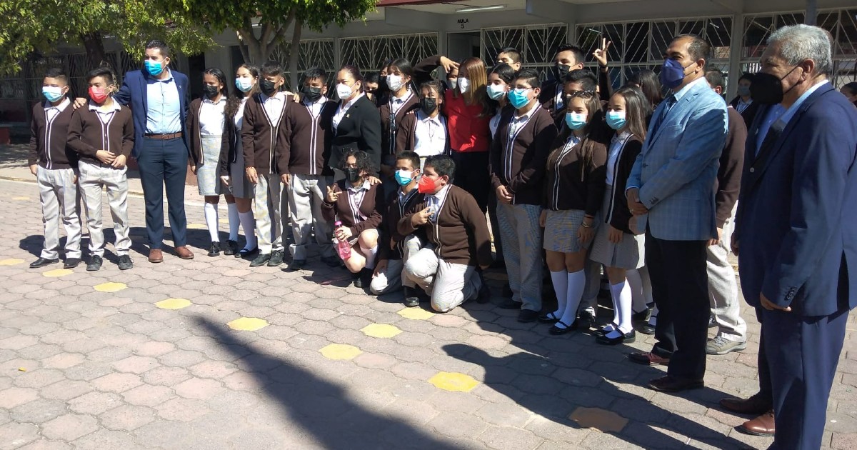 Maestros de Irapuato regularizan gratis a jóvenes a punto de egresar de la secundaria