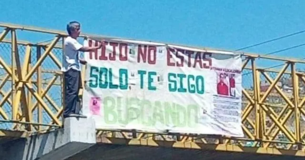 Oaxaca: Desde lo alto de un puente, padre le manda mensaje a su hijo desaparecido