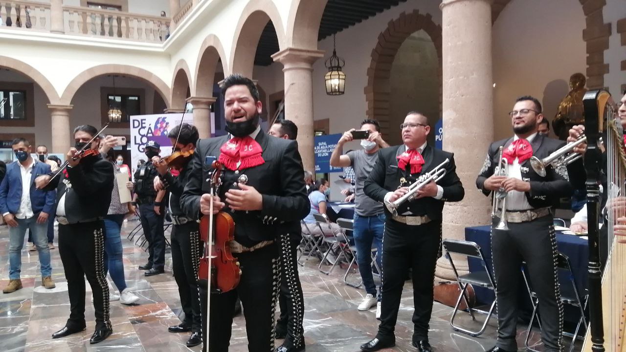 Con serenata, Mariachi Juvenil Camperos pide apoyo a Ale Gutiérrez