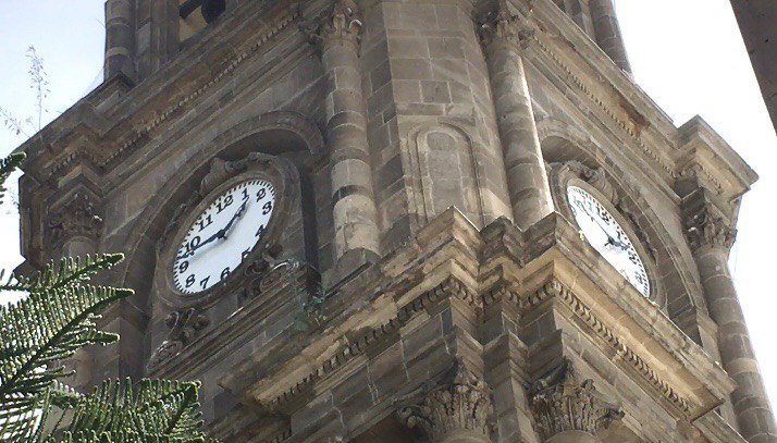 Desde su torre, reloj de la Parroquia del Señor del Hospital vigila Salamanca