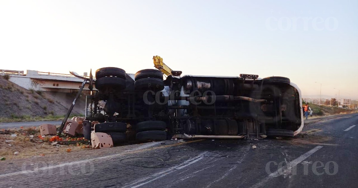 Vuelcan tráiler y auto en dos puntos de Irapuato