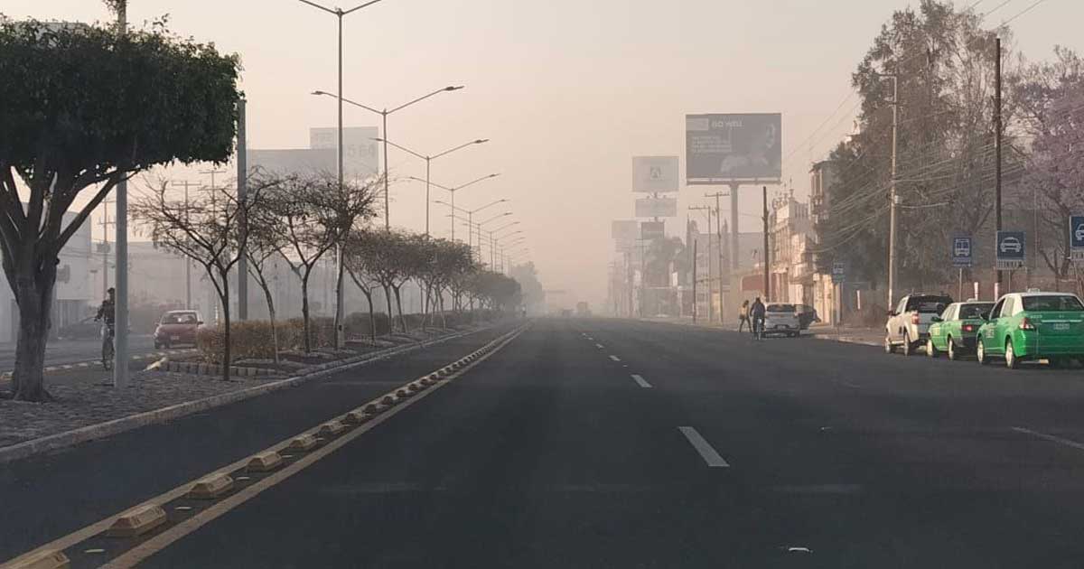 Humo desde basurero de Comonfort sumerge a Celaya en mala calidad de aire