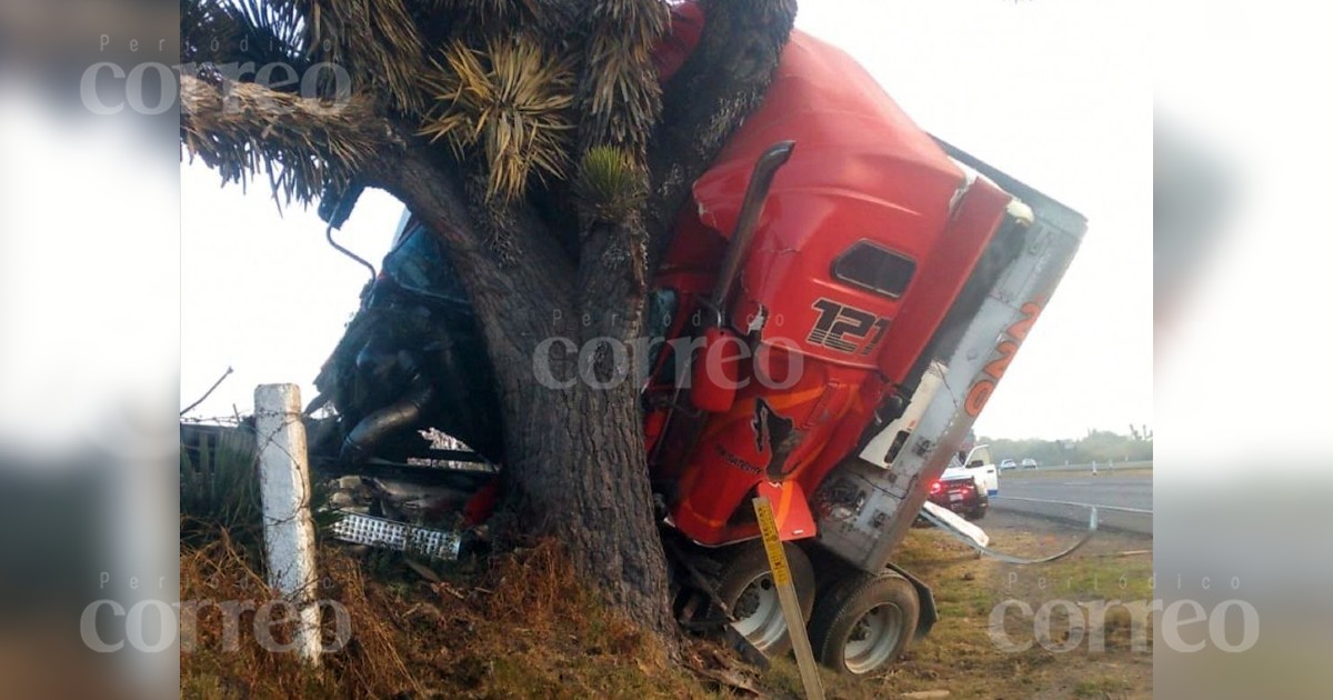 Rescatan con vida a chofer que quedó prensado tras accidente en San José Iturbide