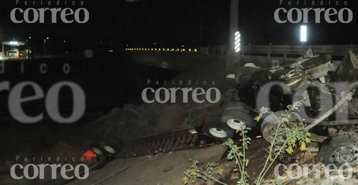 Muere conductor de tráiler en la León- Aguascalientes tras volcar su unidad