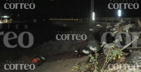 Muere conductor de tráiler en la León- Aguascalientes tras volcar su unidad