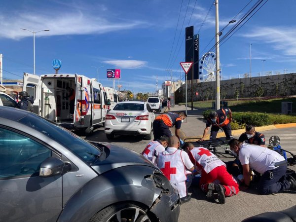 Choque frente a centro comercial en Guanajuato deja dos lesionados