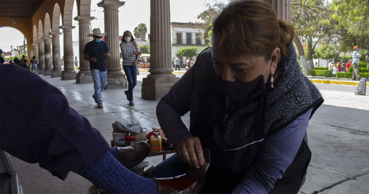 Tres mujeres boleadoras son las reinas del oficio en San José Iturbide