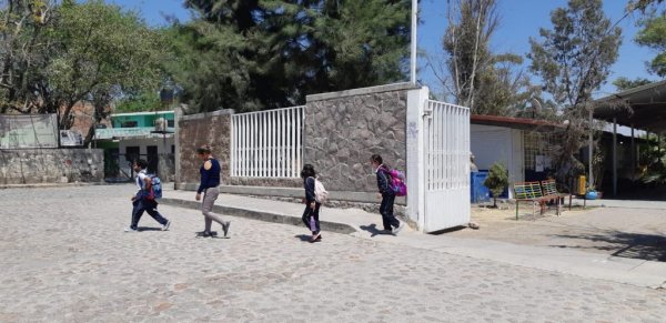 Gente de comunidades podría cuidar a alumnos de escuelas de tiempo completo