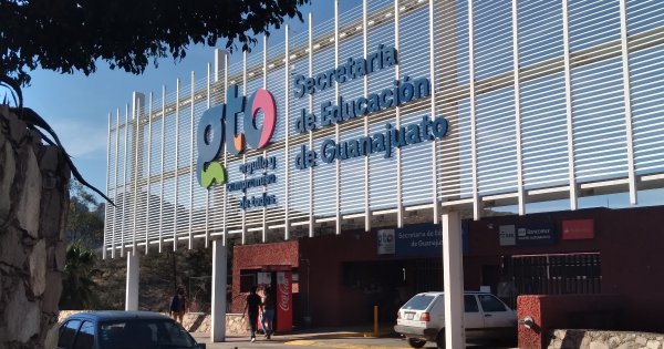 Maestros protestan por desigualdad en convocatoria a educación básica en Guanajuato