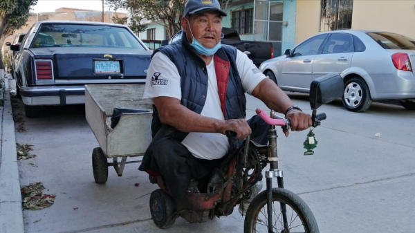 Con un triciclo adaptado a su discapacidad, a Rosario nada lo detiene  