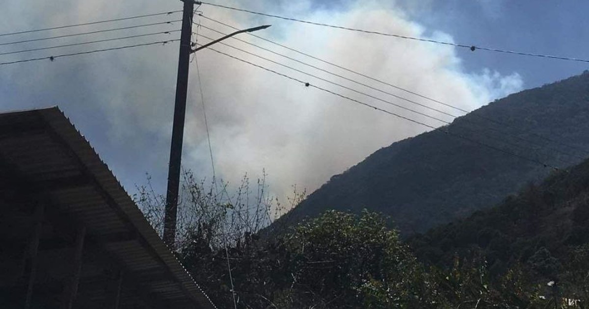 Incendio en Atarjea amenaza La Sierra Gorda, alcanza límite con Querétaro