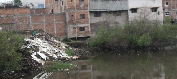 Entre escombro, habitantes de Guanajuato y Michoacán convierten al Río Lerma en un tiradero