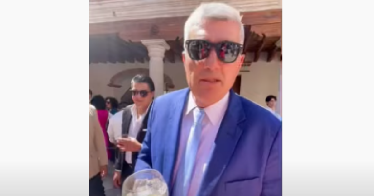 Padrino de boda se une a challenge y toma hasta desconocer a su familia