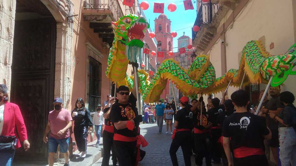 Llenan las calles de color por el Año Nuevo Chino en Guanajuato capital