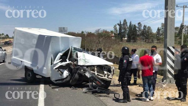 Aparatoso accidente en carretera de Pénjamo deja un lesionado y miles de daños materiales