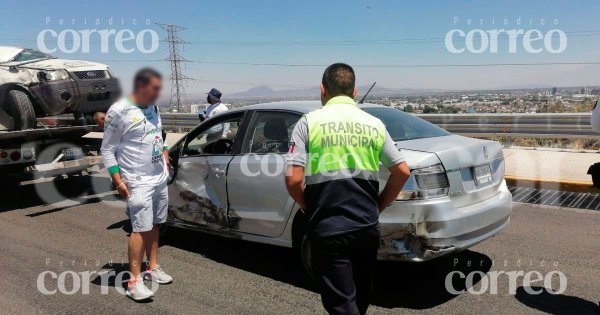 Conductor vuelca a exceso de velocidad en el Cuarto Cinturón Vial de Irapuato