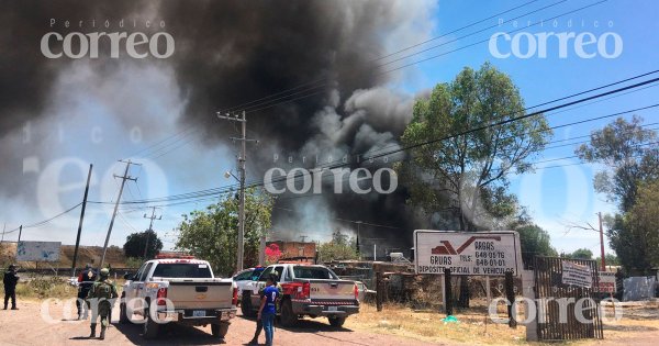 Incendio consume pensión para autos en Salamanca; deja fuertes pérdidas