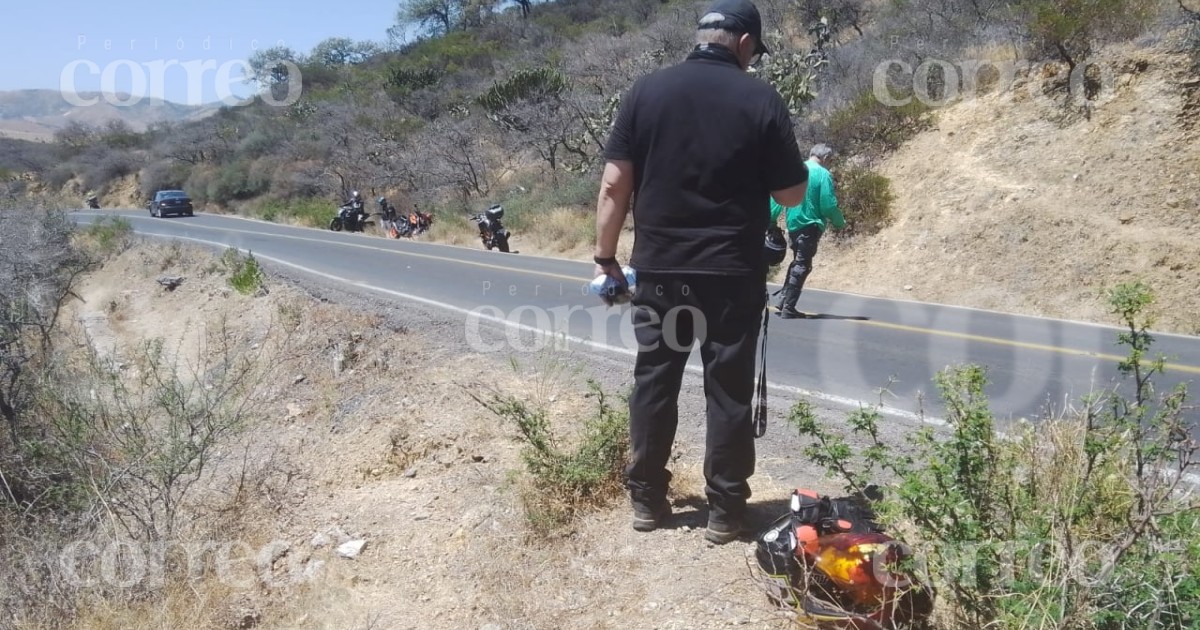 Motociclista derrapa y cae a un barranco en Guanajuato Capital