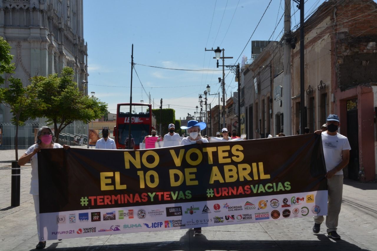 Marcha ‘Terminas y te vas’ reúne a cientos en León contra Consulta de  Revocación