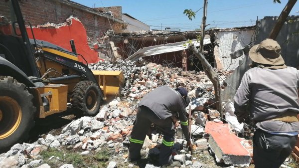 Carmen perdió su hogar y único patrimonio: demuelen casas por grieta en La Cruz