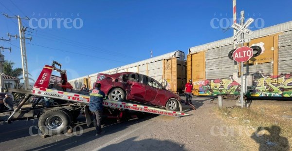 Automovilista pierde la carrera contra el tren y termina chocado en Acámbaro